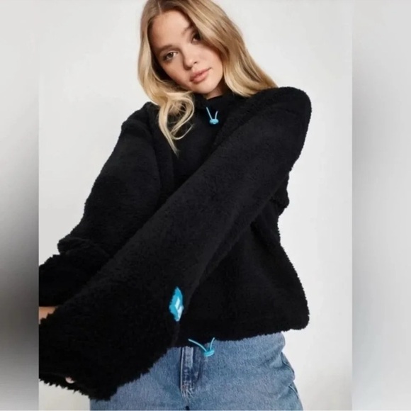 Levi's ® Women's Aura Sherpa Pullover Sweater - Picture 5 of 5